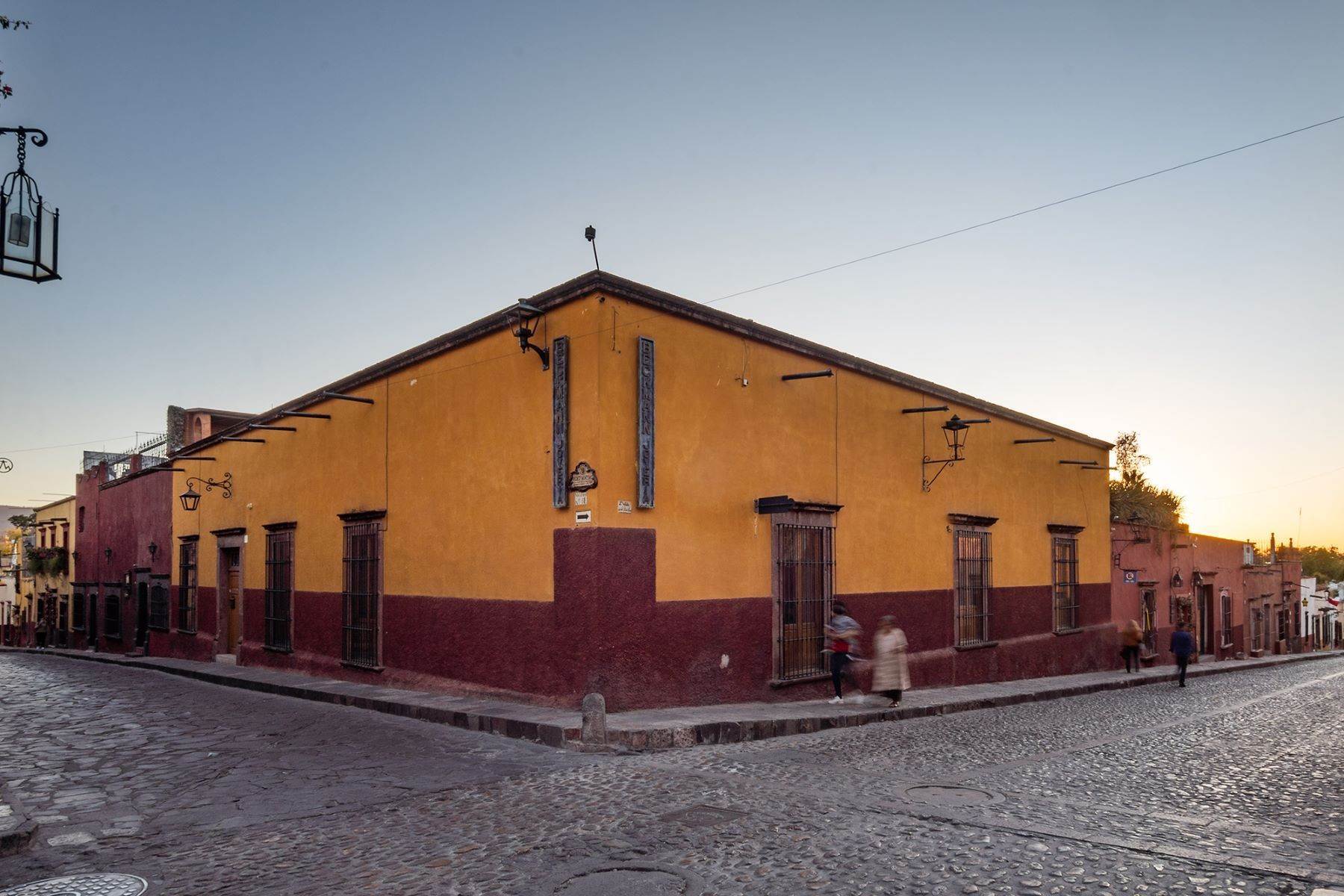 Single Family Homes por un Venta en The Beckmann Home Hernandez Macias 105 San Miguel De Allende, Guanajuato 37700 México