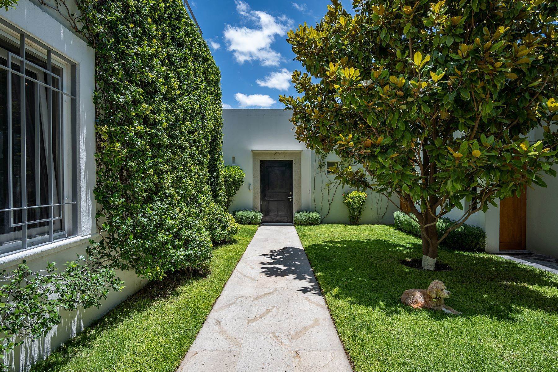2. Single Family Homes for Sale at Villa Maria Luisa Sevilla San Miguel De Allende, Guanajuato 37797 Mexico