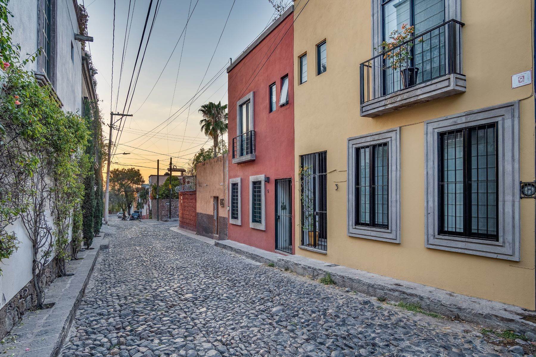 24. Single Family Homes for Sale at Casa Arboles Arboles #3 San Miguel De Allende, Guanajuato 37700 Mexico