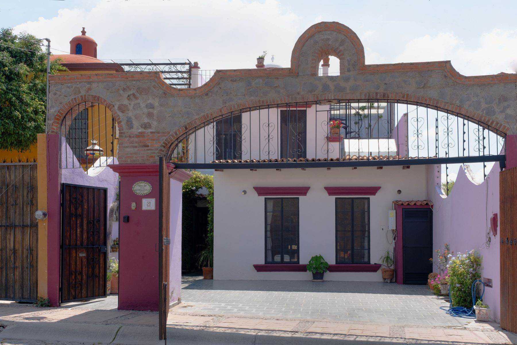 1. Single Family Homes for Sale at Paloma Inn Stirling Dickinson 22 San Miguel De Allende, Guanajuato 37750 Mexico