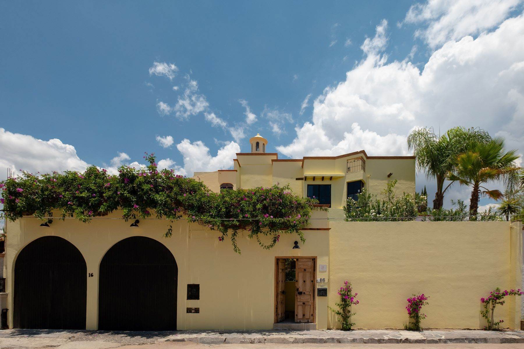 Single Family Homes for Sale at Casa Bandido Gallos 16, Los Frailes San Miguel De Allende, Guanajuato 37790 Mexico